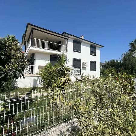 X - Cozy Near The And And Airport Hotel 4*